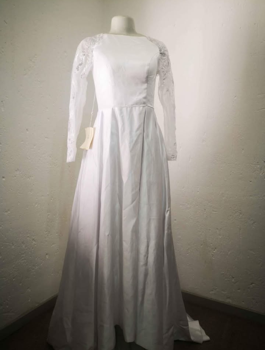 Brand New A-line Wedding Gown (Never worn)