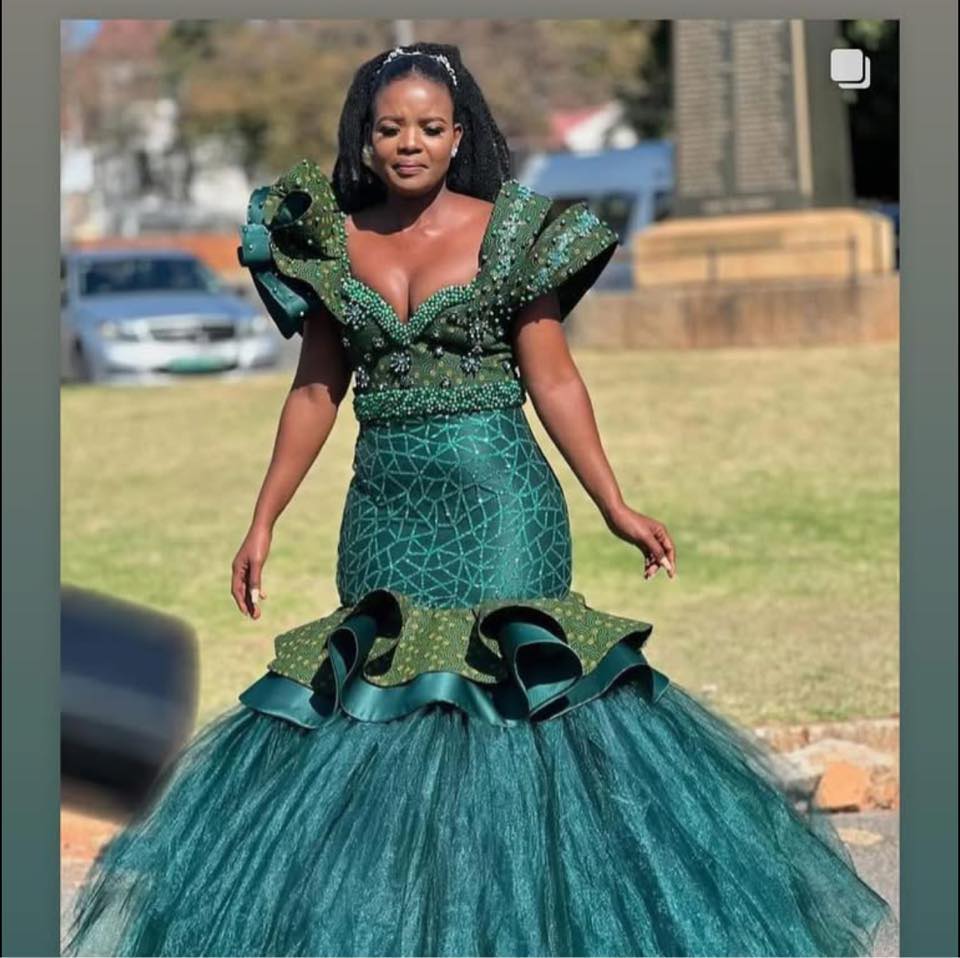 Elegant Traditional wedding dress