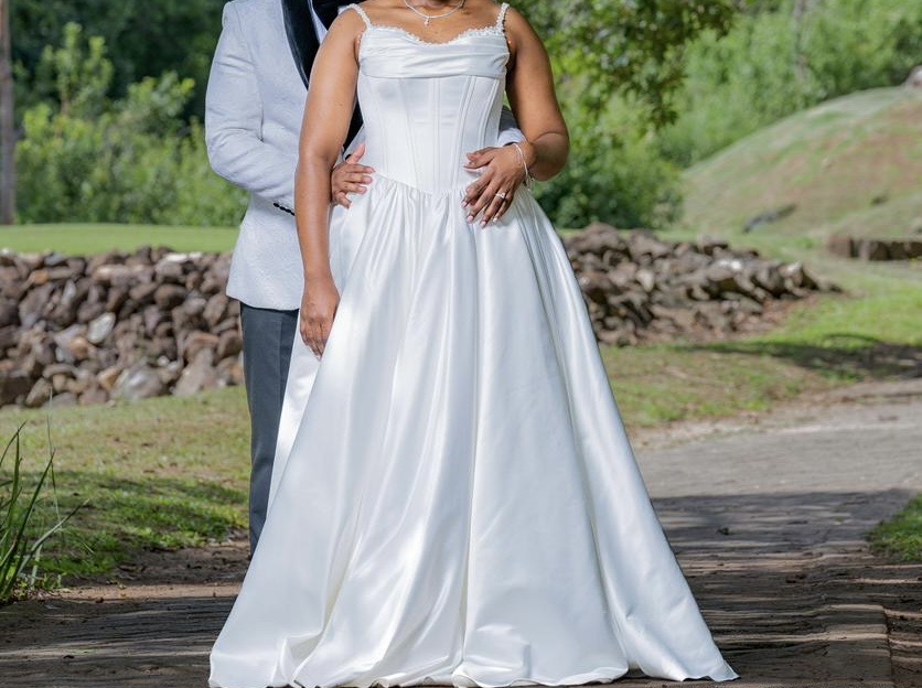 Classy, Elegant wedding dress (Old Money)